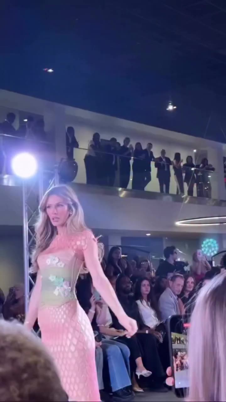 A first glimpse of Ema Savahl at New York Fashion Week 2026.💖 An evening…
