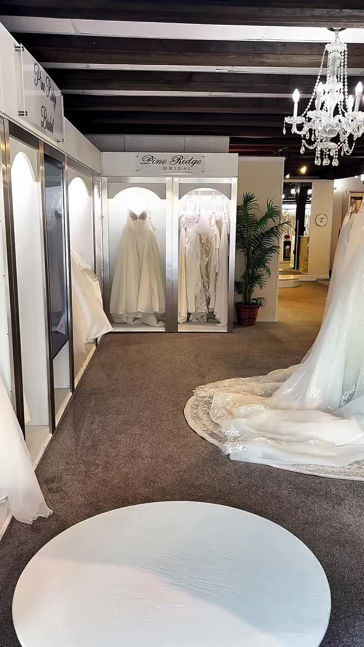 Our 2027 brides have been loving a more simple look! Go to…