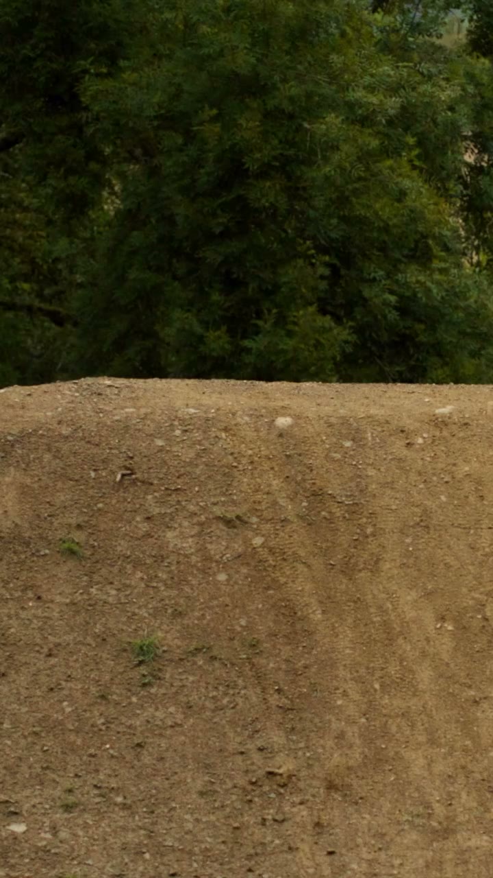 @paulcouderc flying at @backyardbattle_mtb 🏴󠁧󠁢󠁷󠁬󠁳󠁿