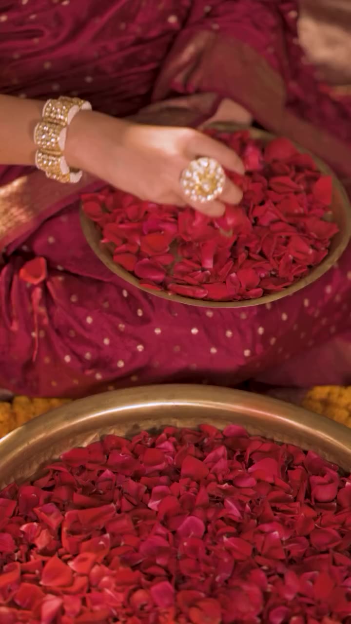 This festive season, dress yourself in gold and polki jewellery. A statement…