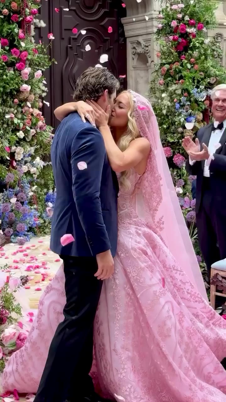 The bridal queen herself, @misshayleypaige is married! And we are in AWE of…
