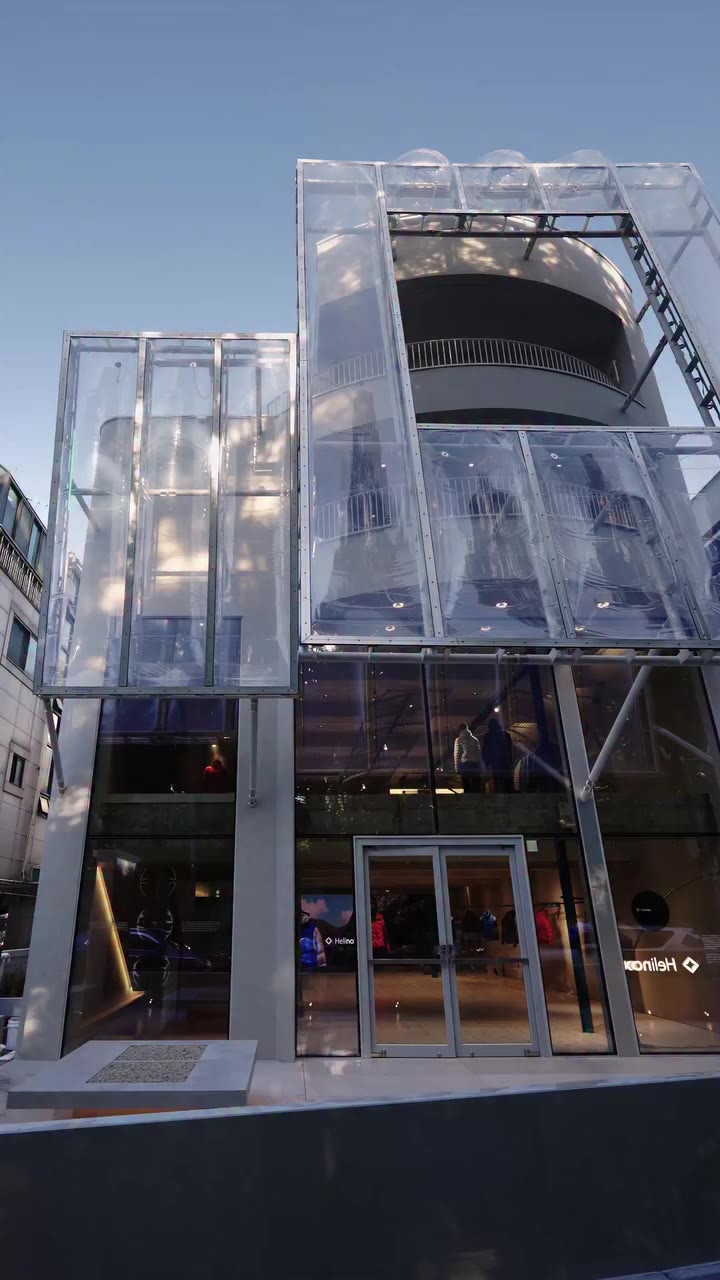헬리녹스 웨어 서울 플래그십 스토어 HELINOX WEAR SEOUL FLAGSHIP STORE 도시 위를 부유하는 이클립스 파사드…