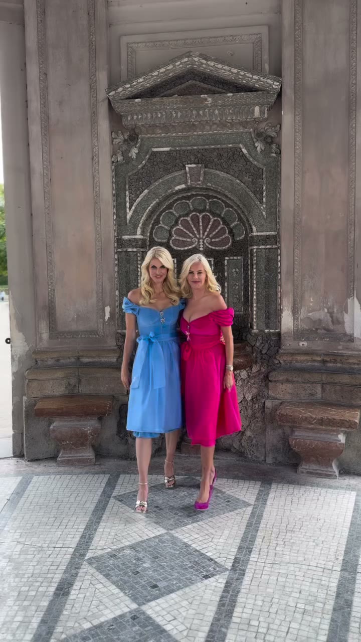 Team Blau oder Team Pink? 💙💗 Voilà – zwei Dirndl aus unserer Astrid Söll x…