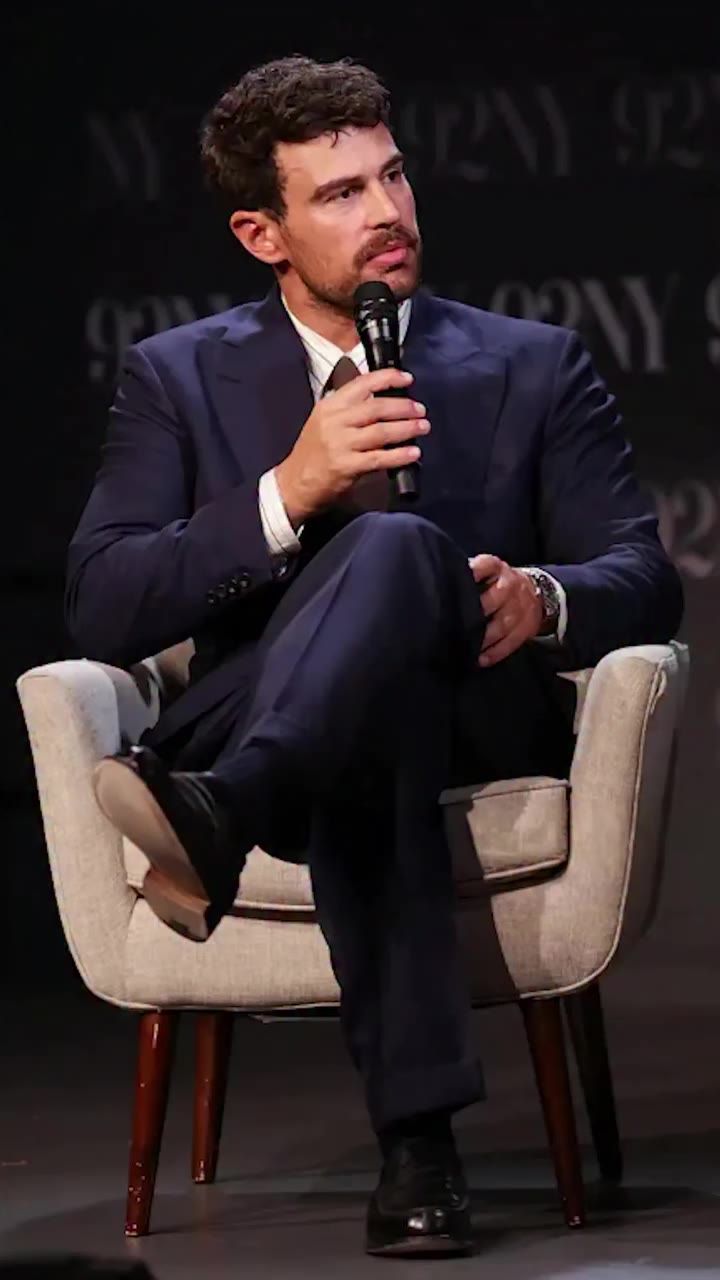 Yesterday evening, Theo James and co-star Kaya Scodelario appeared at…