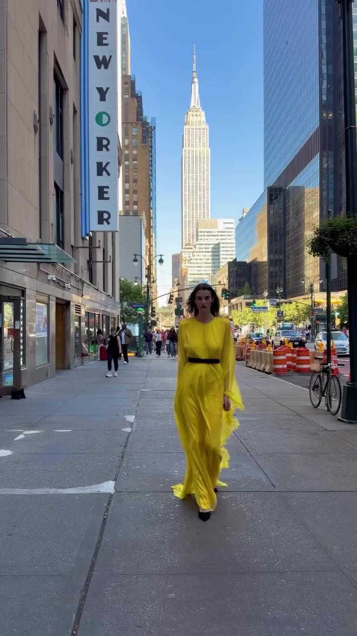 She walks like the city belongs to her💛 A touch of yellow, a New York state…