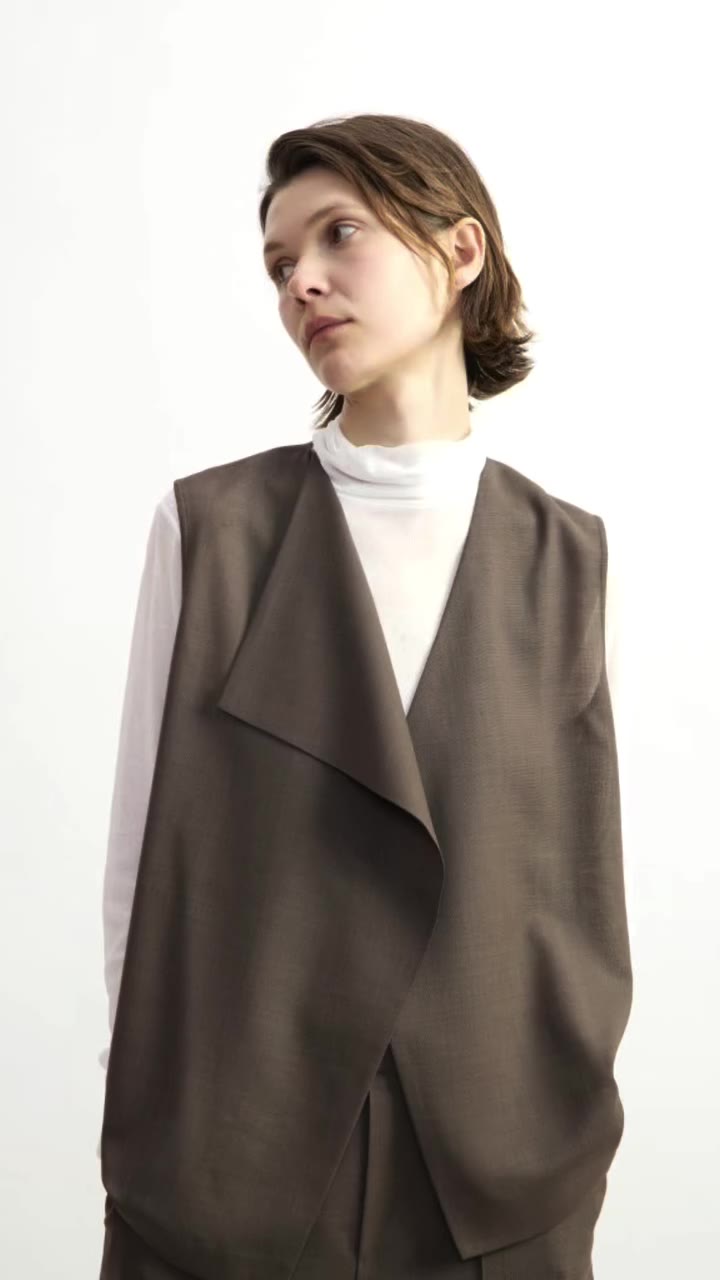Autumn & Winter 2026 Plain, not Simple ウールボイルのジレ&パンツのセットアップ。…