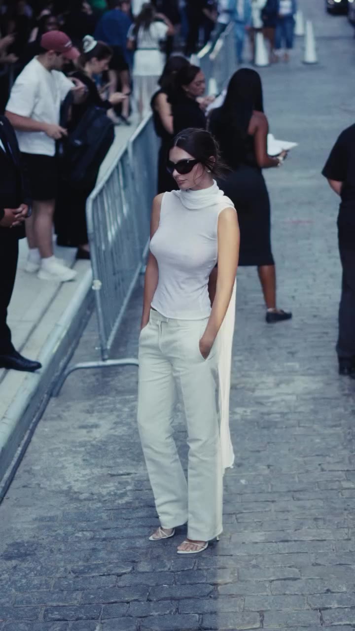 @emrata x @calvinklein . . . #emilyratajkowski #nyfw #calvinklein