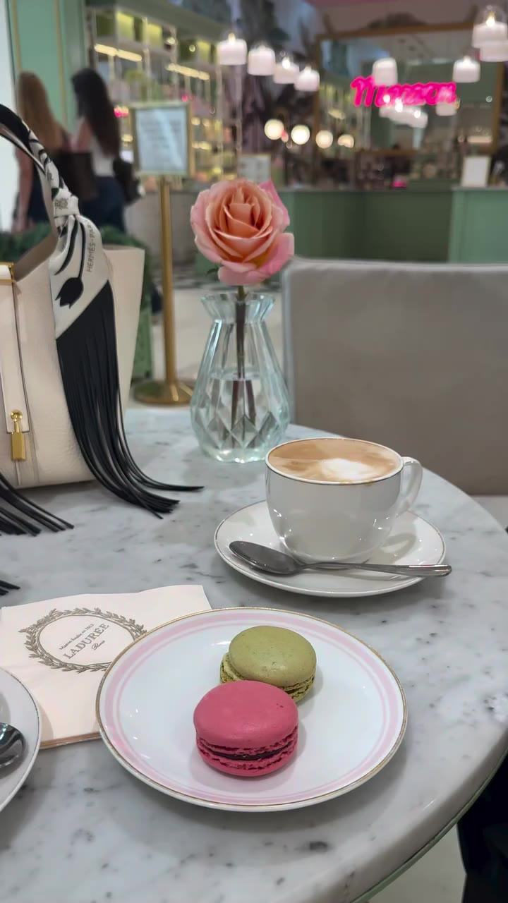 Coffe time + Picotins + twilly fringed + friends = Perfection 👯👜☕️ #hermes…