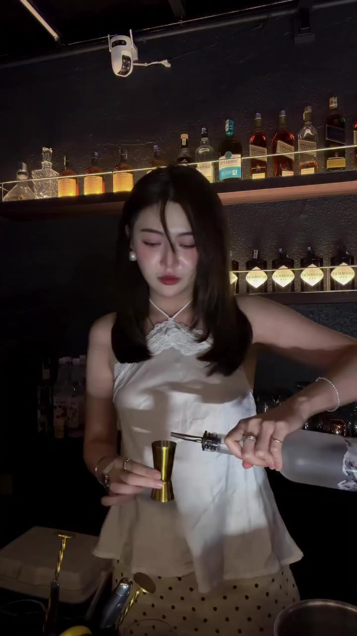 一个不喝酒的调酒师 🍹 A teetotaling bartender @eivissa.kl #klbartender #cocktail…