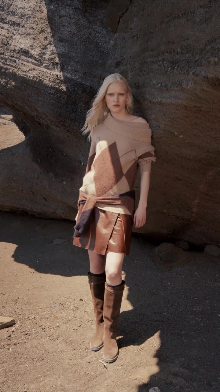 Saturday calls for statement knits. An oversized argyle knit, a leather mini…