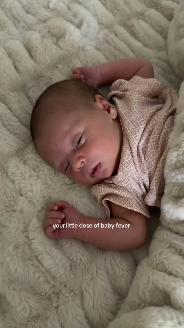 the newborn smile 🥹🥹 #newborn #babyfever #babygirl #motherhood