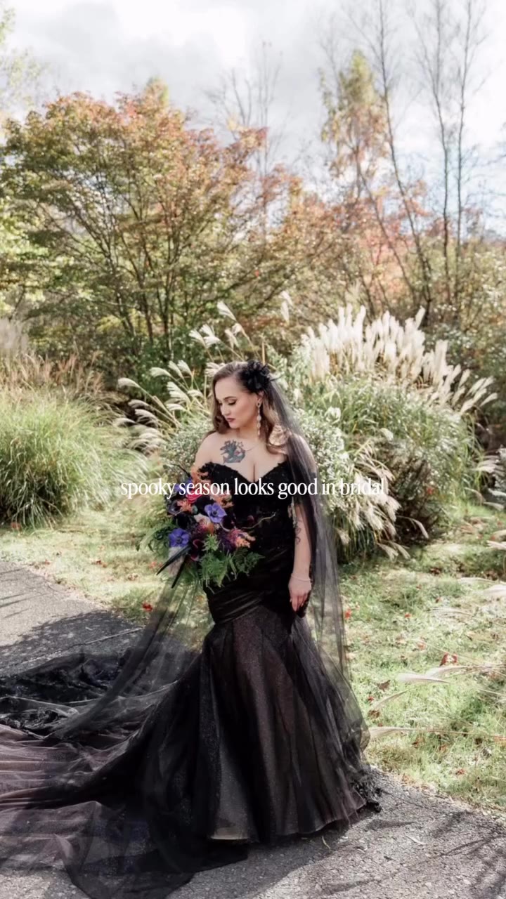 Happy Spooky Season to all the brides out there 🧙🏼 Featuring Yasmines’ dark…