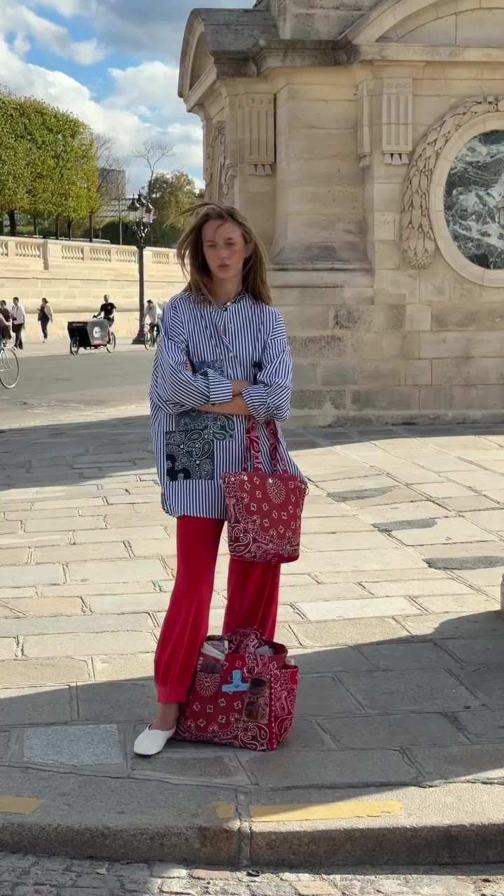 🩵IN THE CITY🩵 Oversized shirt, bandana details and city strolls. The easy…