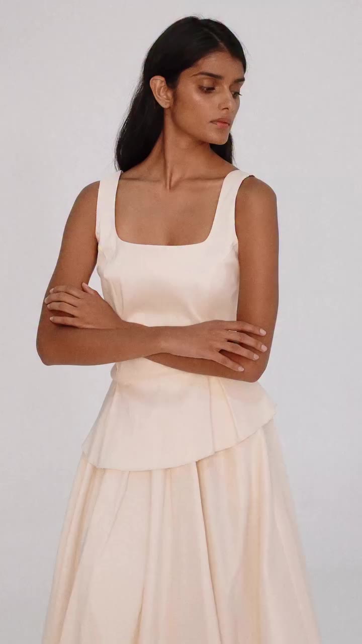 Volúmenes que cobran protagonismo en un look sofisticado y lleno de luz. El…