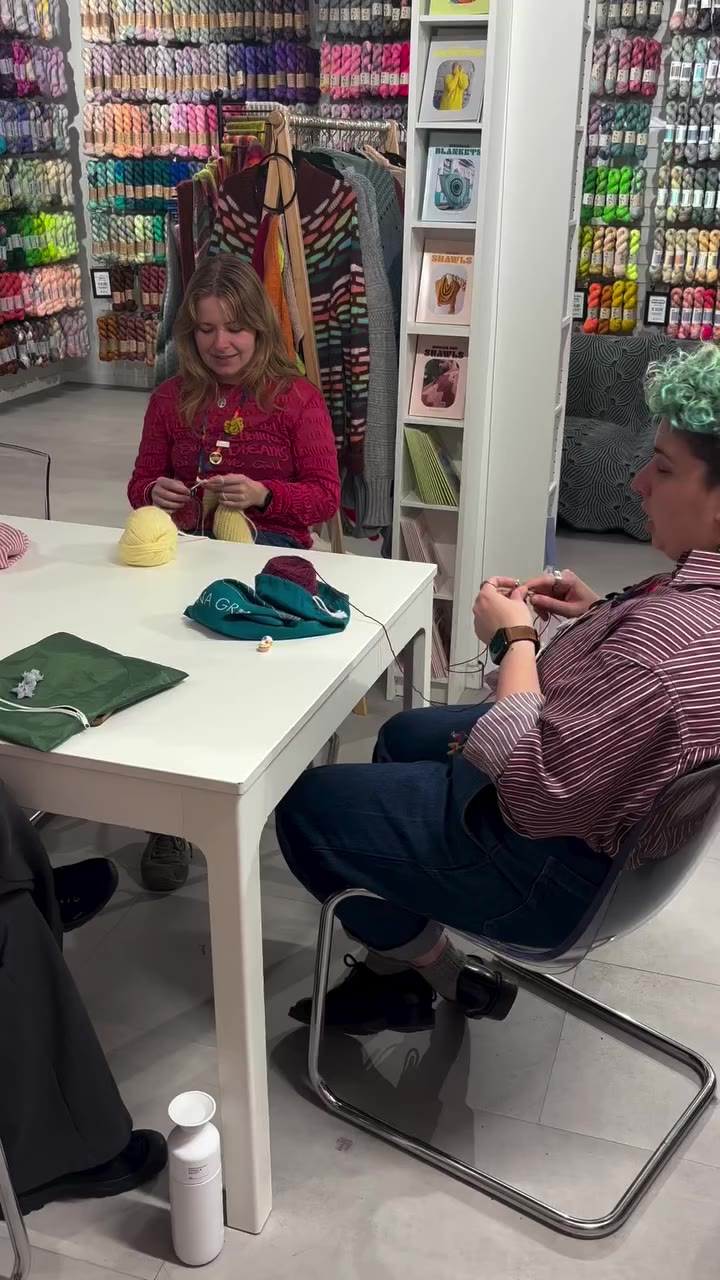 Just warming up our fave knitting spots for the Color Kaleidoscope cast-on! 😆…