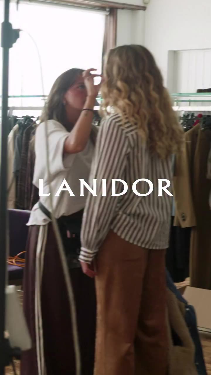 A little glimpse behind the FW26/27 editorial. 👀 - Um sneak peek dos…