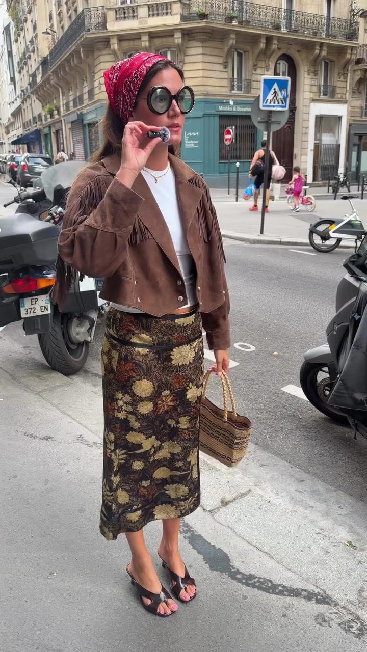 Walking you/mumbling through my outfit!! Wearing a cute printed skirt and…