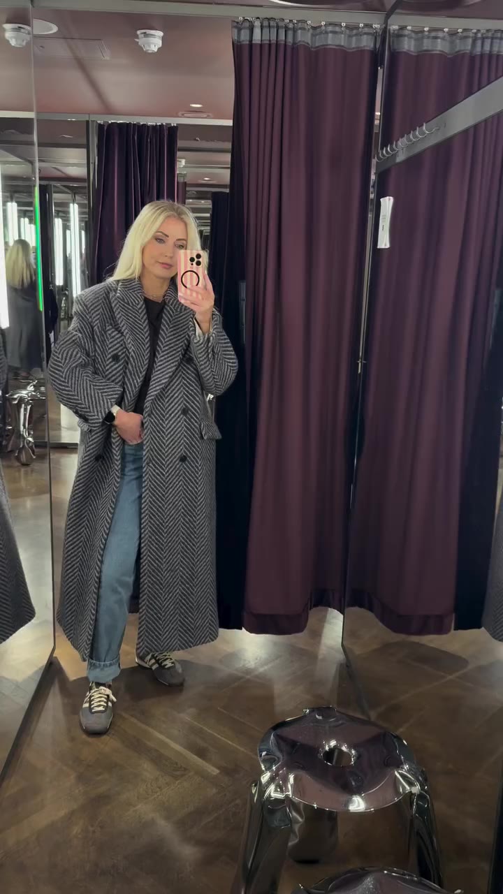 The outerwear this season 🤌🏻 Comment LINKS and I will send them over to you…