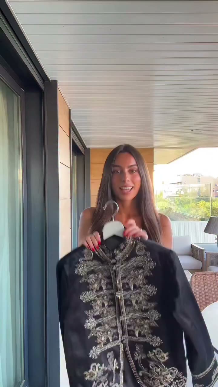 Creo que es la chaqueta más especial que tengo🖤 os enseño 4 formas que se me…