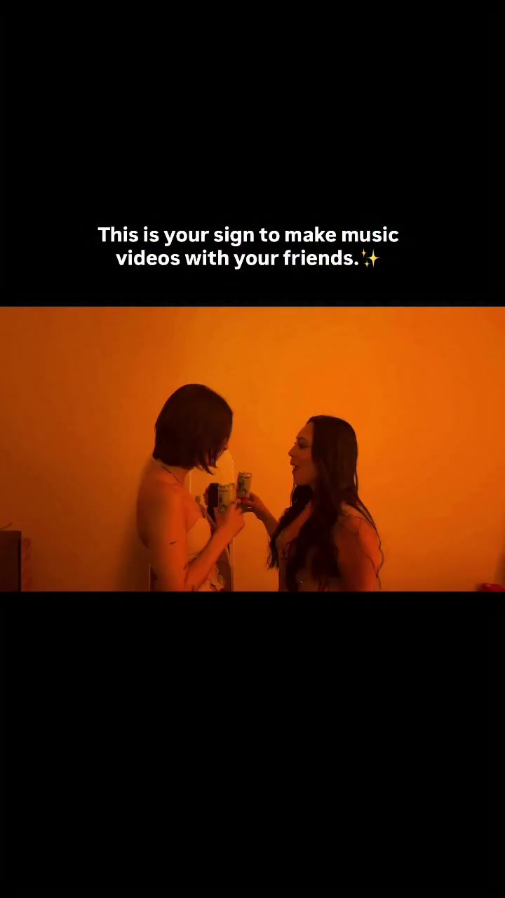 Your signal 🎶 🪩🍸. - #friends #nyclife