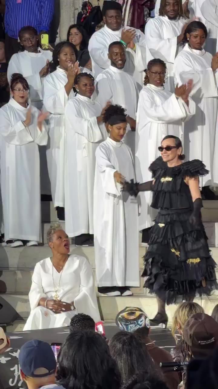 Maybe the best video ever? MAMASUPER STRUTTING DOWN THE PEOPLES RUNWAY!! Can’t…