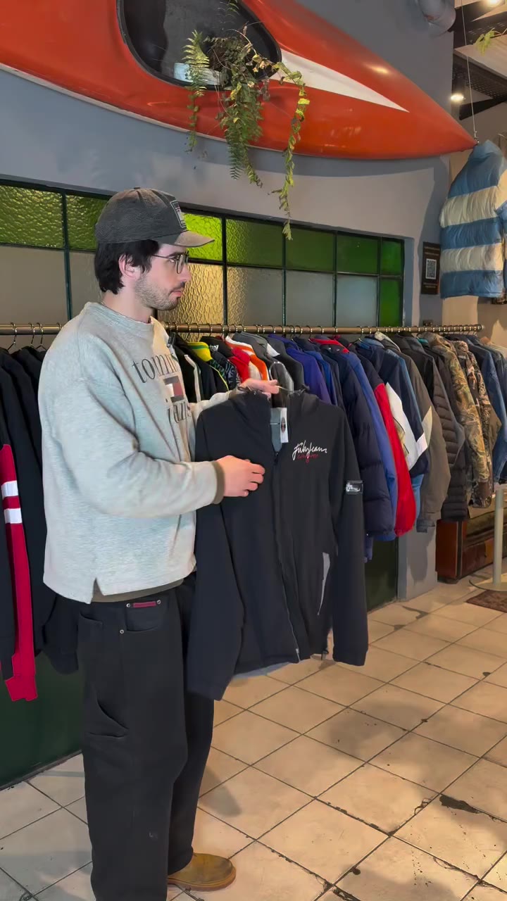 Un cierre que se da vuelta ?? 🤨 Detalles que nos encantan de la ropa vintage…