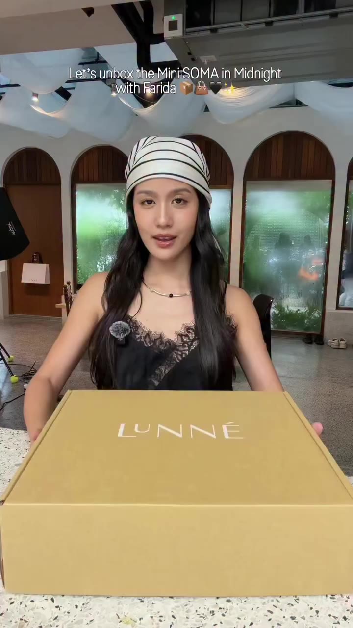 Let’s unbox the mini soma in textured midnight 🖤✨ with @faridasrd 🍅 ❕ 📦…