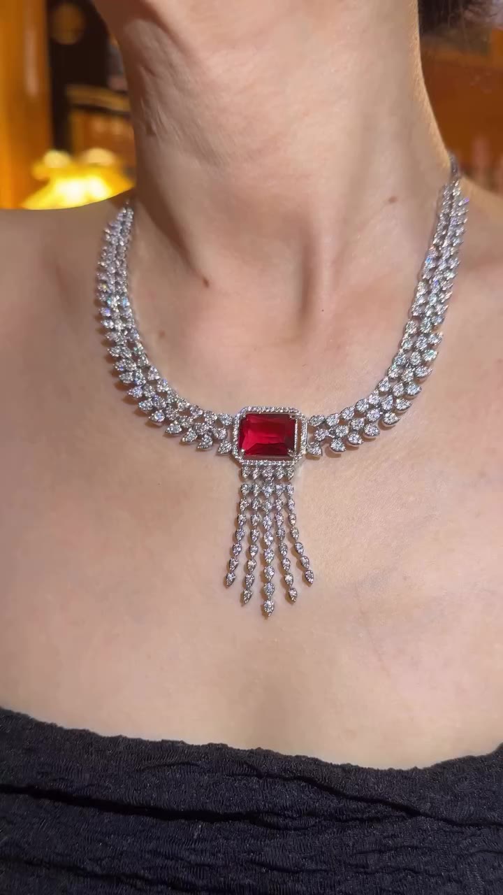 A garden, set in stone. Discover our Ready-to-Wear Bijoux Collection.