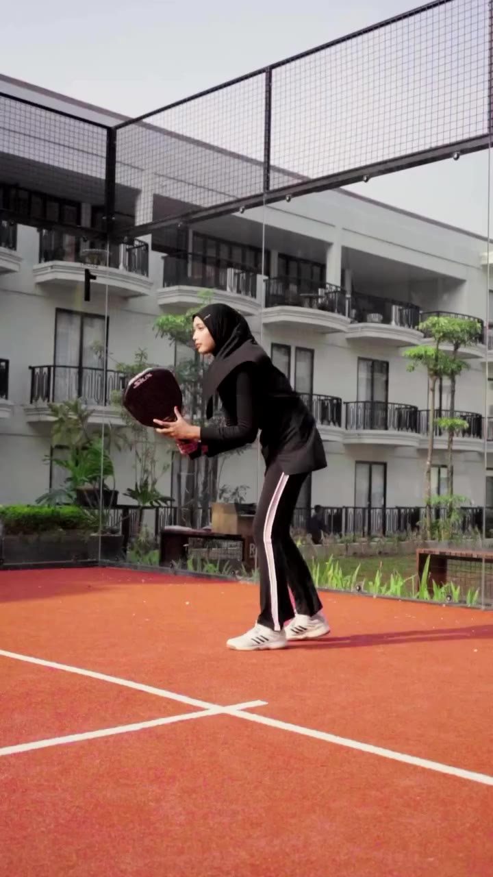 Yang bikin lama sebelum main... bukan warming up, tapi pilih outfit. Setuju…