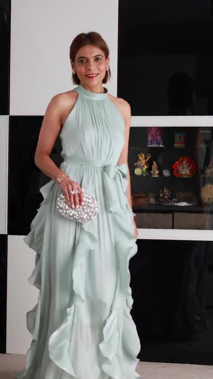 Obsessed with this gorgeous mint colour and those romantic ruffle details ♡…