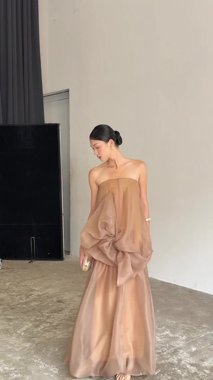 "ETHERE COLLECTION | ALAIA DRESS Thiết kế sử dụng chất liệu organza ánh mờ…