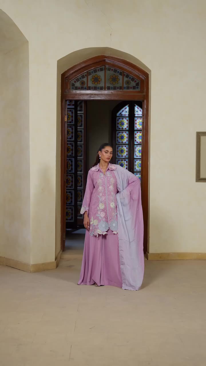 𝐓𝐡𝐞 𝐑𝐨𝐲𝐚𝐥 𝐌𝐮𝐬𝐞 - 𝑳𝒊𝒗𝒆 𝑵𝒐𝒘 Violet Haze A graceful soft lilac…