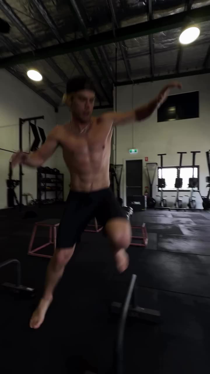 Starting the week right @movedailybyronbay ⛓️ playing around with some drills…