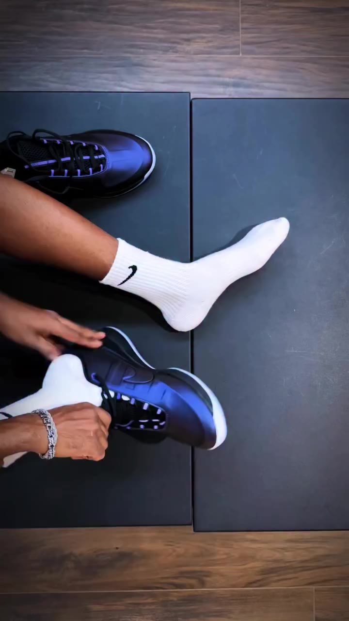 A nod to one of Book’s favorite basketball shoes from his youth, the Book 2…