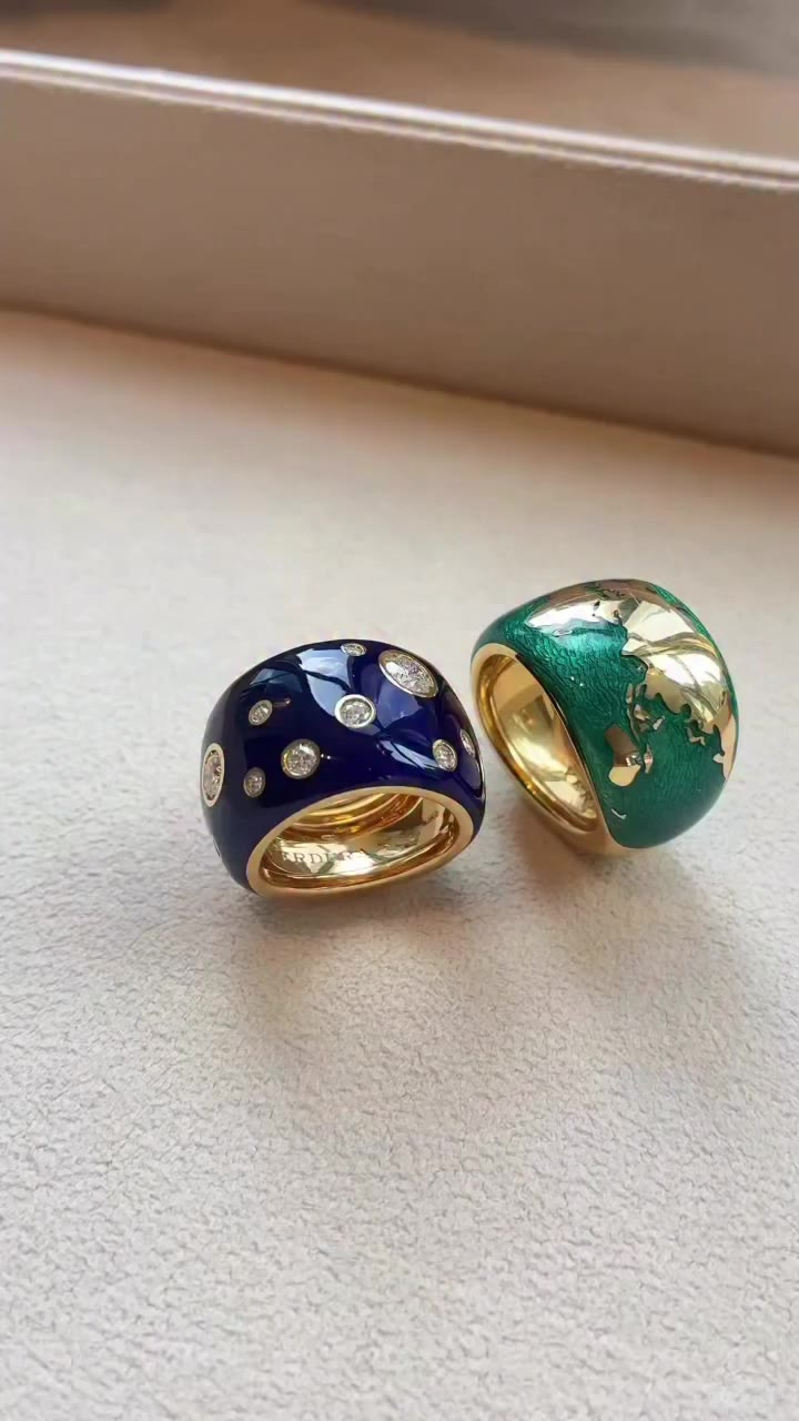 Based on the original cufflinks Verdura created in 1939 as a tribute to friend…