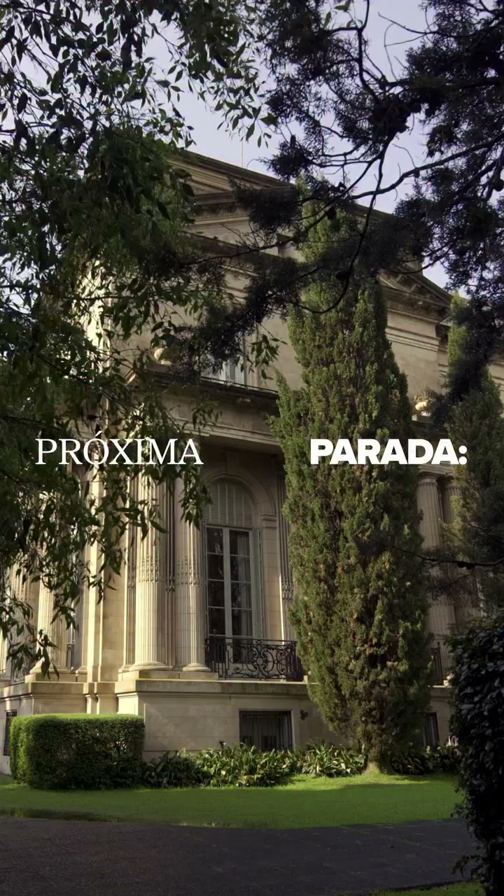 Essential is going to Paris 🧳 A próxima parada é na cidade luz, para uma…