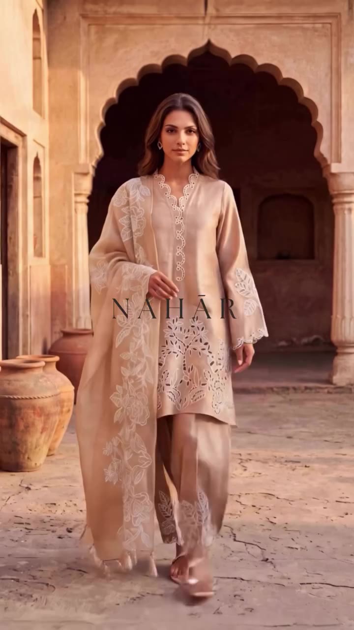 Relaxed proportions make Airy Oasis one to reach for on a busy day. A soft…