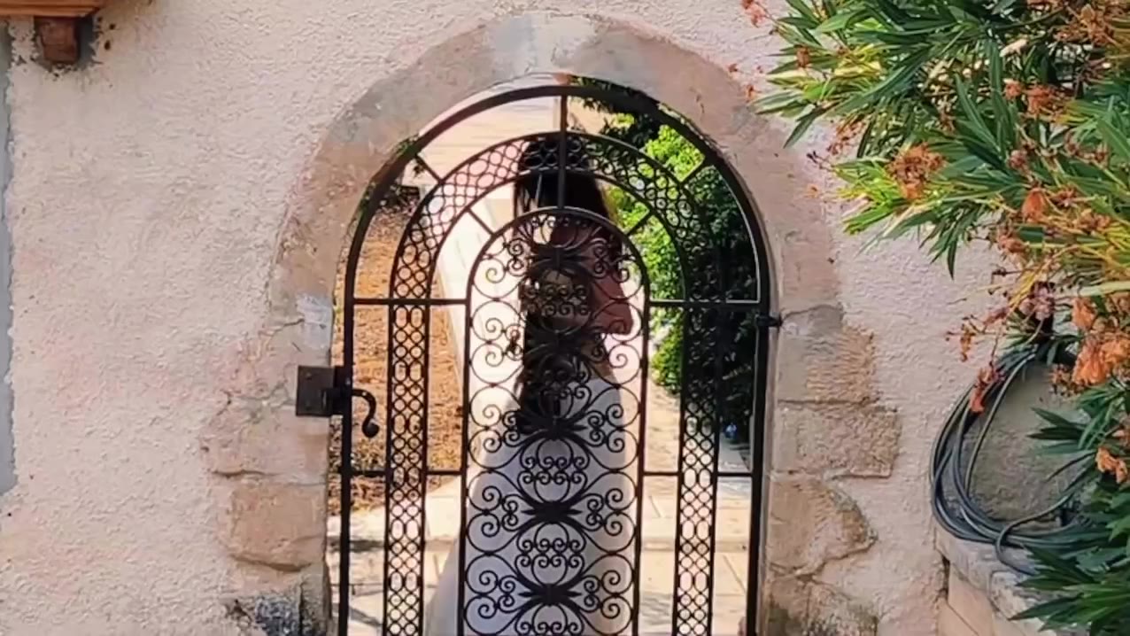 Summer in Céret. 🎻 Concert violinist Consuelo Lepauw brought her violin, one…
