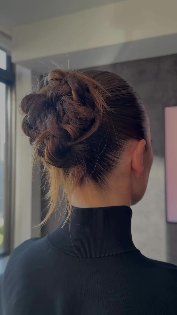 A closer look at @minkakelly twisted upstyle for @simkhai 🥰