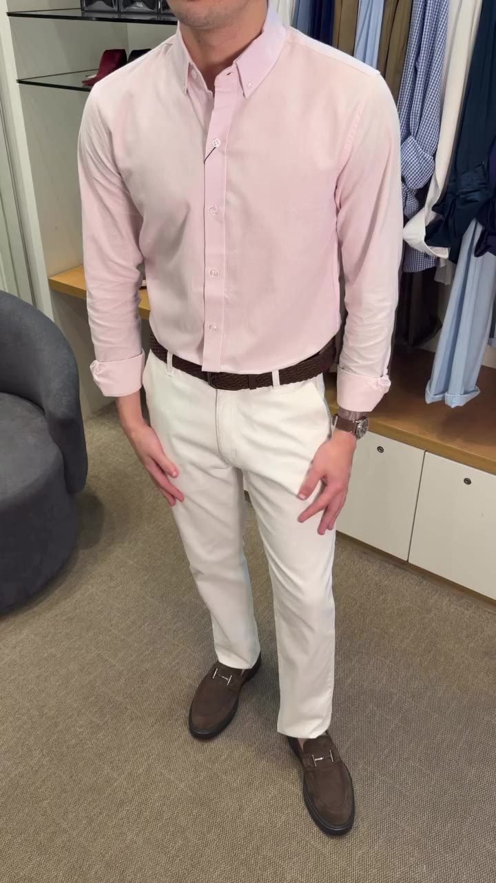 Camisa Oxford rosa e calça branca em cotelê, para fechar cinto trançado…