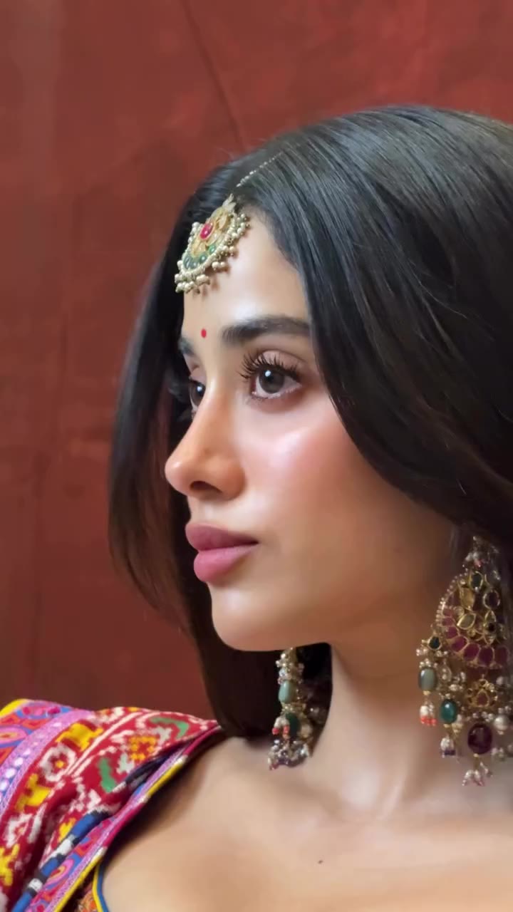 your desi baddiee @janhvikapoor never not serving ❤️🧿✨🩷🌷🌼🌻🪻 styled…