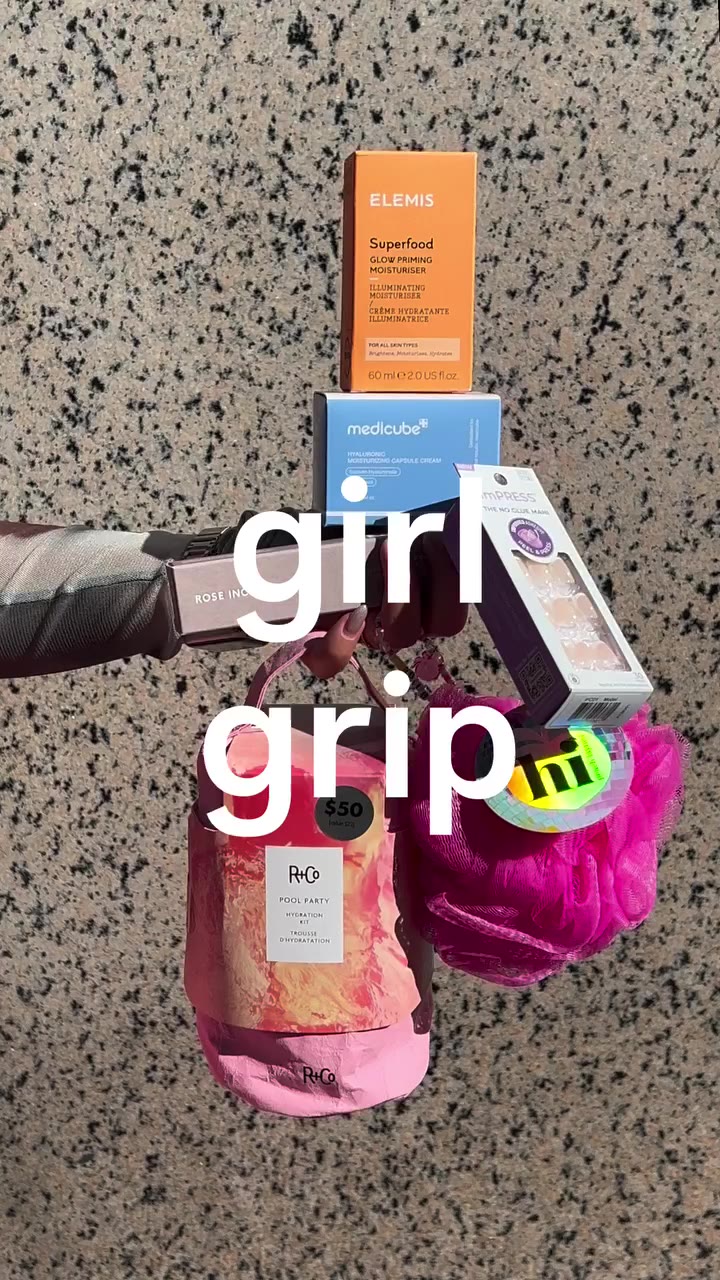 Channeling the power of the girl grip to snag all our @mybeautyspaceshop…