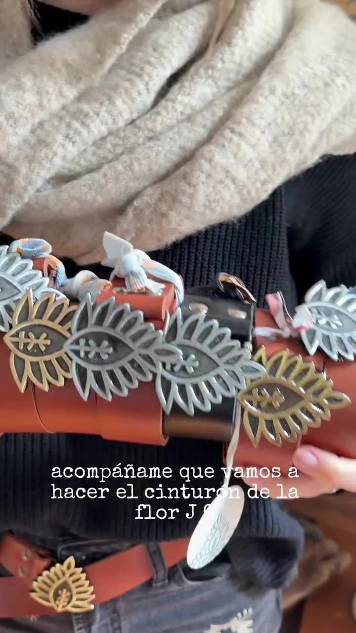 haciendo cinturones con nuestra amadiiiisima flor 🌷 // bronce o plata ?! . …
