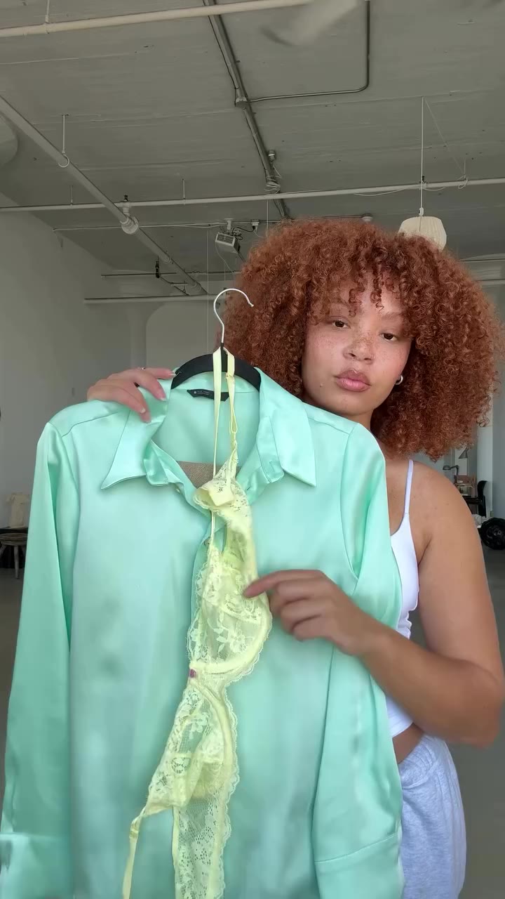 Teal + butter yellow… just trust me 🩵💛 Top @zara Bra @victoriassecret Jeans…