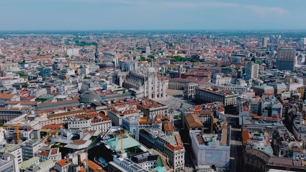 Milan, the runway is calling. ✦ On Monday, September 28, SMGlobal Catwalk…