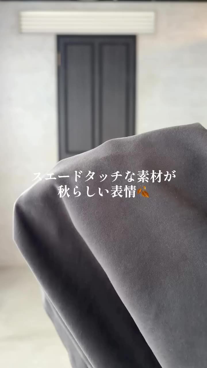 . ビューティースエードブラウス ¥20,900（税込） （Green/Beige/Charcoal gray） ◯DESIGN…