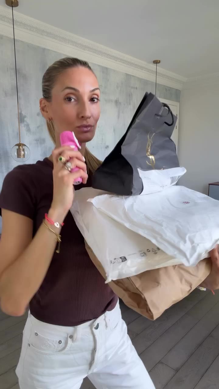 September unboxing 📦 ! Merci @yslbeauty À bientôt pour la master class 💚💚💚…