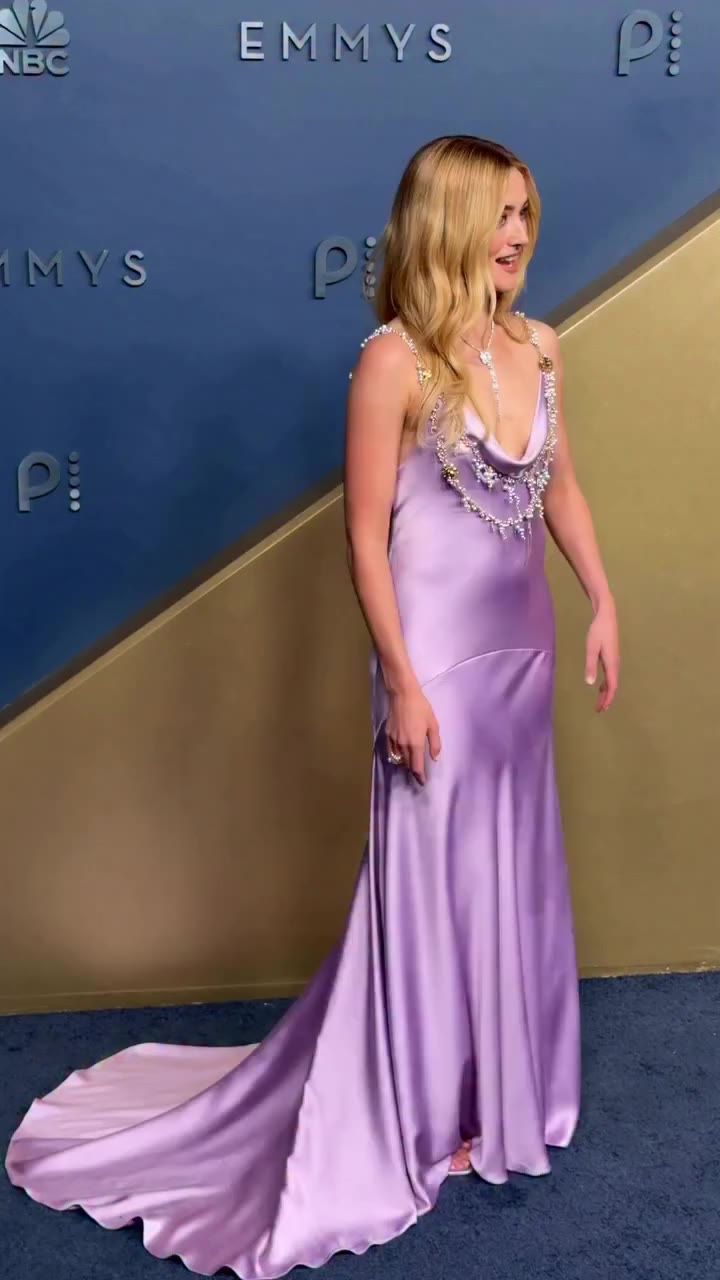 In true CBK style, @sarah__pidgeon from ‘Love Story’ arrives at the Emmys in…