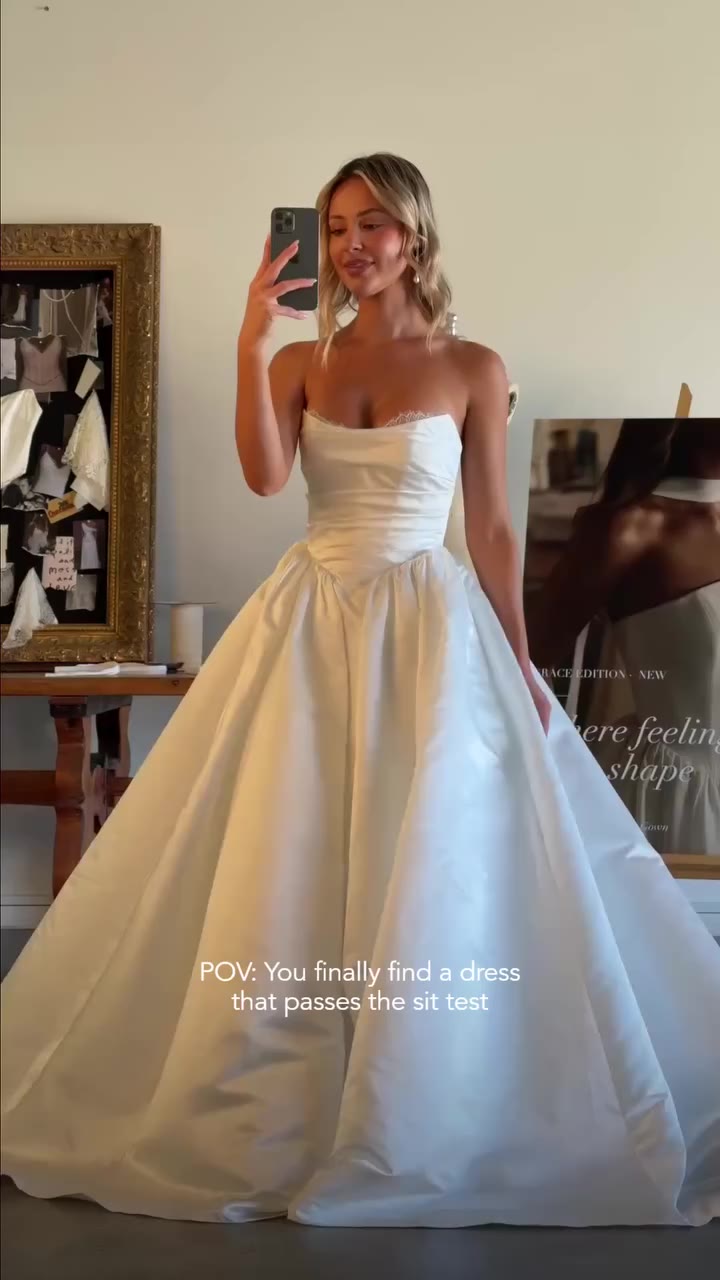 The bridal sit test 👀🏹⁠ ⁠ Our Vittoria dress is the perfect basque waist…
