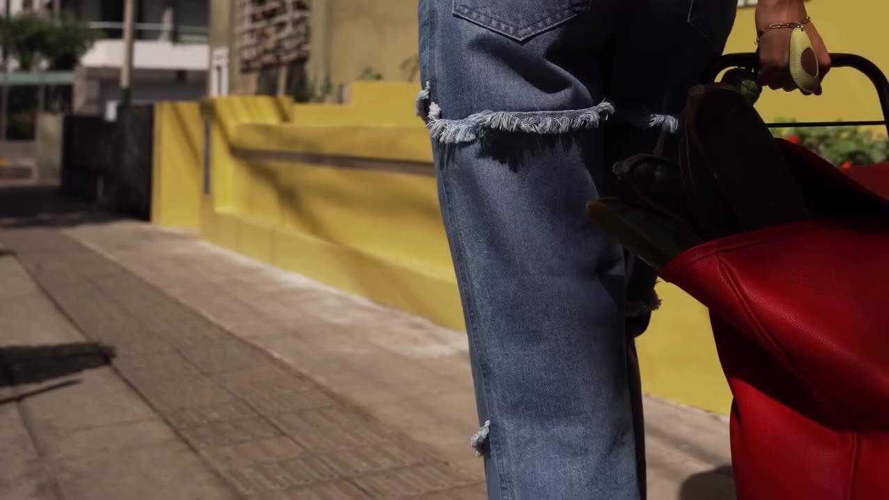 Sales a la calle. Olvidas la prisa y decides caminar. Te encuentras con los…